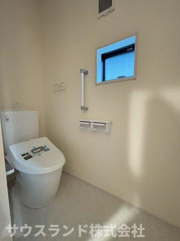 八王子市並木町～全９棟～のトイレ|清潔感あふれるシンプルなデザインのトイレです！温水洗浄便座を備えており、一年を通して快適にお使いいただけます。換気用の小窓が付いているため、自然の光を取り入れながらいつでも爽やかな状態を保てます☆