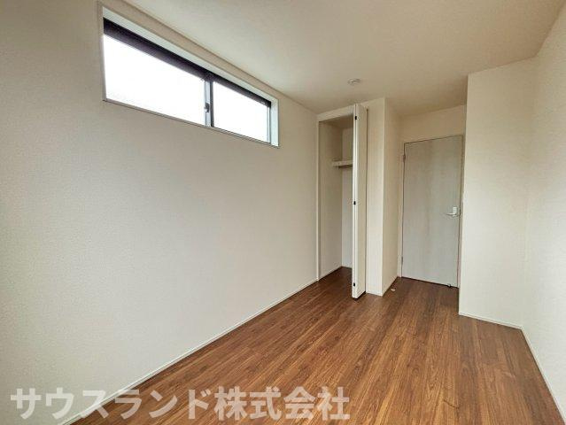 八王子市並木町～全９棟～の洋室|高い位置に窓を設けることで、外からの視線を気にせず自然光を取り込めるお部屋です！壁面が広いため、ベッドや本棚などの家具を自由にレイアウトしやすく、自分好みの快適な空間作りを存分に楽しめます♪