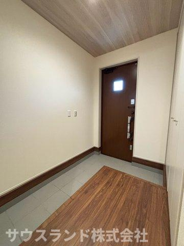 八王子市並木町～全９棟～の洋室|木目の美しい建具がお部屋のアクセントになる温かみのある空間です！各居室への動線も良く、ご家族が自然と顔を合わせやすい設計。毎日を心地よく過ごせる、細部までこだわりが詰まった使い勝手の良い間取りです☆