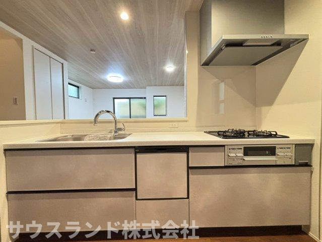 八王子市並木町～全９棟～のキッチン|シックなデザインがお洒落なシステムキッチンです！作業スペースが広く、ご家族でお料理を楽しむのにもぴったり。収納も豊富で、大きなお鍋や調味料もすっきりと片付きいつでも綺麗な状態をキープできます♪