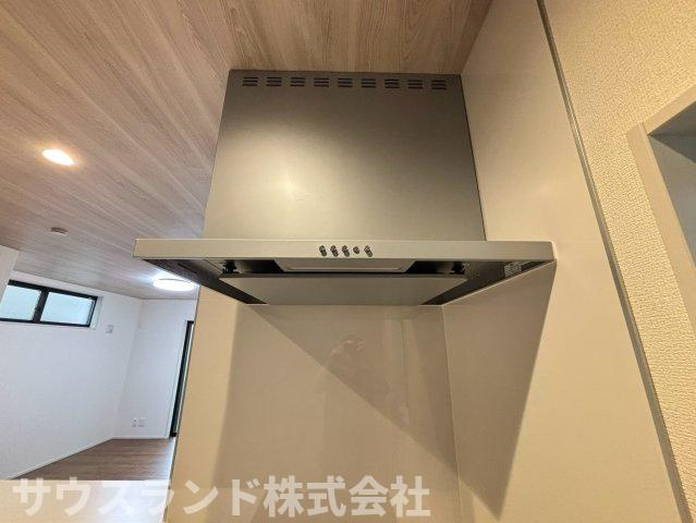 八王子市並木町～全９棟～のその他|お手入れが簡単なレンジフードを備えたキッチンです！煙やニオイをしっかりと吸い込み、リビングに広がるのを防ぎます。フラットなデザインで拭き掃除もサッと済ませることができ、毎日の家事負担を軽減します☆
