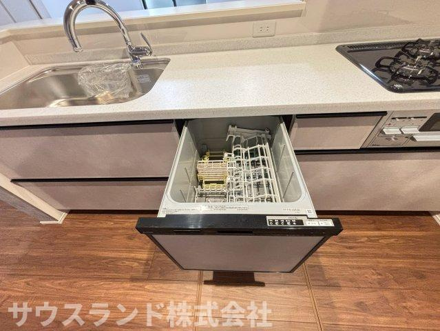 八王子市並木町～全９棟～のキッチン|毎日の家事をしっかりサポートしてくれるビルトイン食器洗浄乾燥機付きです！食事の後片付けをお任せできるので、ご家族でゆっくり過ごす時間が増えます。手洗いに比べて節水効果も期待できて環境にも優しいです♪