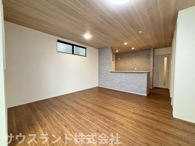 八王子市並木町～全９棟～の居間・リビング|キッチンからお部屋全体を見渡せる開放的な間取りです！お料理やお片付けをしながらでも、遊ぶお子様の様子を見守ることができます。自然とご家族のコミュニケーションが深まる温かいリビング空間です☆