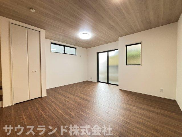 八王子市並木町～全９棟～の居間・リビング|木目調の天井とダークカラーの床材が落ち着いた雰囲気を演出する広々とした空間です！ダイニングテーブルや大きめのソファを置いても動線がスムーズ。ご家族でゆったりとくつろげる温かいお部屋です♪