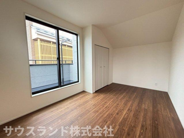八王子市並木町～全９棟～の洋室|落ち着いた色合いのフローリングが心地よいプライベート空間です！主寝室にぴったりな広さで、大きめのベッドを置いてもゆとりがあります。静かな環境で、毎日の快適な睡眠をしっかりとサポートしてくれます♪