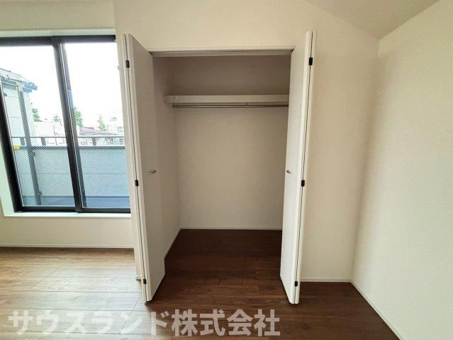 八王子市並木町～全９棟～の収納|衣類をシワにならず綺麗に掛けられるパイプハンガー付きのクローゼットです！上部には枕棚もあり、季節外れの小物やバッグなども無駄なく片付けることができます。お部屋を広く使える頼もしい収納設備です☆