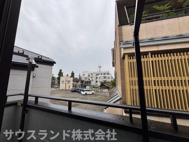 八王子市並木町～全９棟～のバルコニー|陽当たりの良い広々としたバルコニーです！お洗濯物や大きなお布団もたっぷりと干すことができ、お日様の匂いがするふかふかの仕上がりに。気分転換に外の空気を吸ってリフレッシュするのにも最適なスペースです♪