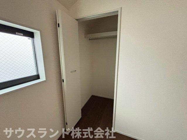 八王子市並木町～全９棟～の収納|衣類を一目で確認できる大容量のウォークインクローゼットです！ハンガーパイプと枕棚が備え付けられており、丈の長いコートや季節外れの家電もまとめて片付きます。お部屋を広々と使える頼もしい収納空間です☆