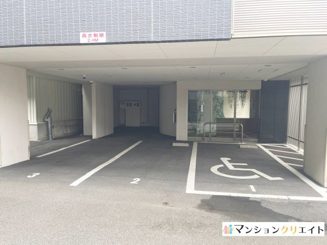 プレミスト大手さくら通りの駐車場|店舗専用の駐車場（全４台駐車可能）。屋根付きで除雪の必要なしなので楽です！