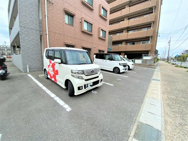 緒川プラザの駐車場