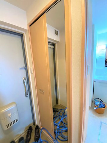 緒川プラザの玄関|別部屋同間取りの画像になります。