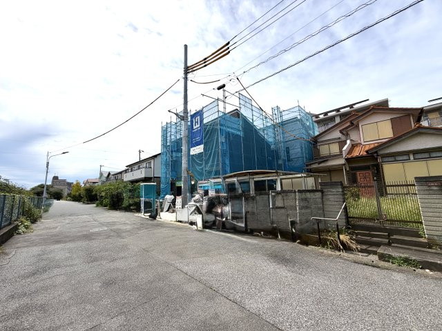 越谷市大房１号棟ミラスモ　新築戸建の外観|建物のスケール感が一目でわかる上棟完了現場。窓の位置やバルコニーからの景色もイメージできます。