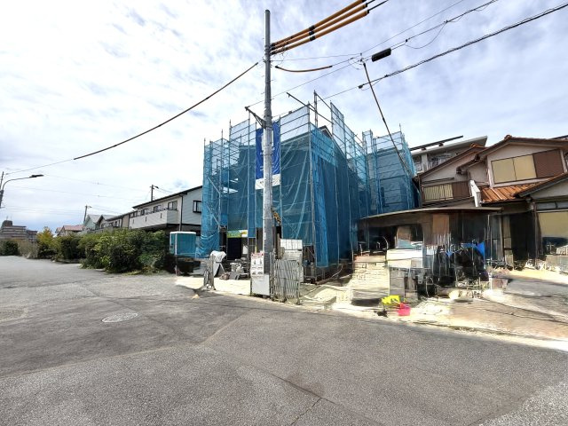 越谷市大房１号棟ミラスモ　新築戸建の外観|建物全体のボリュームが伝わる上棟後の現場。ご家族で実際の広さや天井高を体感してみてください。