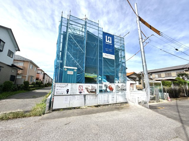 越谷市大房１号棟ミラスモ　新築戸建の外観|柱や梁が力強く組まれた迫力ある構造美。木材のぬくもりと耐震性能を兼ね備えた頑丈な木造枠組みです。