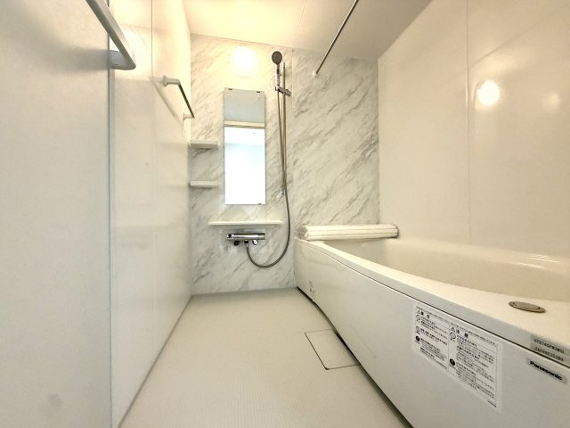 越谷市大房１号棟ミラスモ　新築戸建の外観|一気に家の形が姿を現した上棟直後の現場。日当たりの入り方や風の抜け感を実際に体験していただけます。