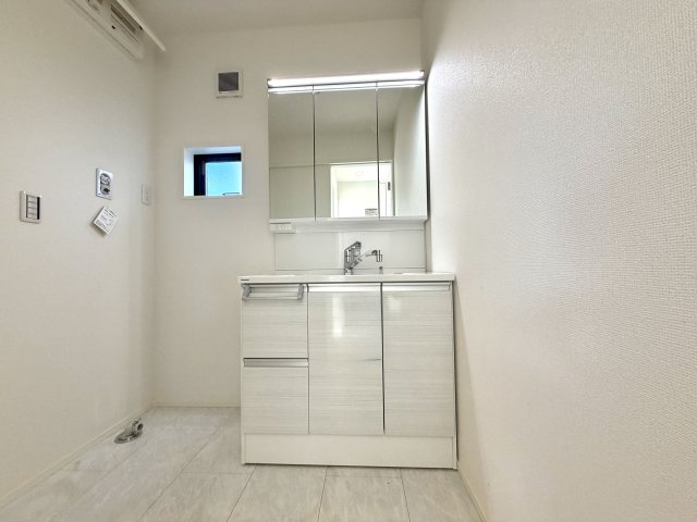 越谷市大房１号棟ミラスモ　新築戸建の前面道路含む現地写真|周囲の街並みとなじむ綺麗な前面道路。交通による騒音が少なく、夜間も落ち着いてお過ごしいただけます。