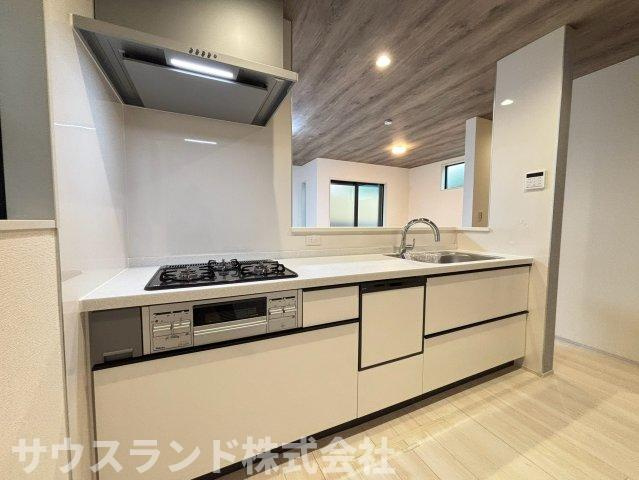 八王子市並木町～全９棟～のキッチン|木目のデザインがインテリアに馴染むお洒落なシステムキッチンです！作業スペースが広く、ご家族でお料理を楽しむのにもぴったり。収納も豊富で、大きなお鍋や調味料もすっきりと片付きいつでも綺麗です☆