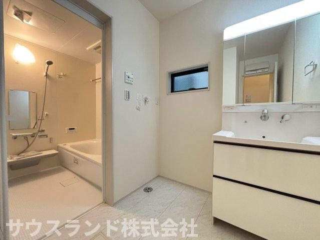 八王子市並木町～全９棟～の独立洗面台|大きな三面鏡を備えた使いやすい独立洗面化粧台です！鏡の裏側はたっぷりの収納スペースになっており、洗面用具や化粧品もすっきり片付きます。洗面ボウルも広く、忙しい朝の身支度もご家族でスムーズに行えます♪