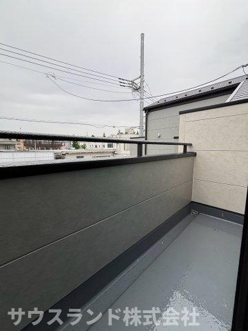 八王子市並木町～全９棟～のバルコニー|陽当たりの良い広々としたバルコニーです！お洗濯物や大きなお布団もたっぷりと干すことができ、お日様の匂いがするふかふかの仕上がりに。気分転換に外の空気を吸ってリフレッシュするのにも最適なスペースです♪