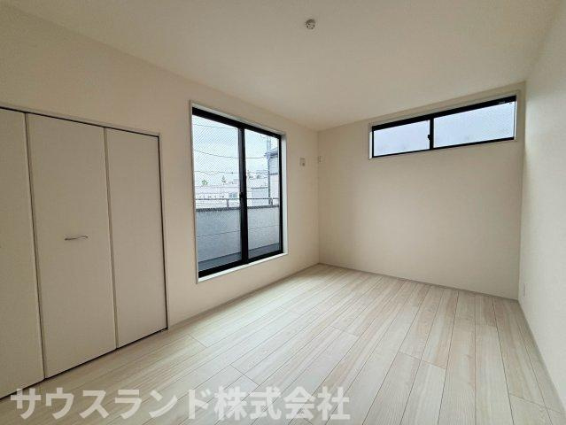 八王子市並木町～全９棟～の洋室|二面採光で明るく風通しの良い洋室です！子供部屋としてはもちろん、テレワーク用の書斎や趣味のお部屋など多目的にご活用いただけます。シンプルな内装で、どんなインテリアもスッキリと馴染むお洒落な空間です☆