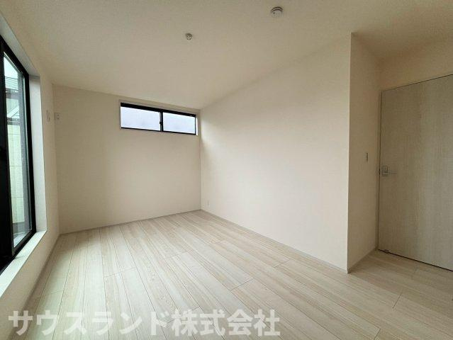 八王子市並木町～全９棟～の洋室|高い位置に窓を設けることで、外からの視線を気にせず自然光を取り込めるお部屋です！壁面が広いため、ベッドや本棚などの家具を自由にレイアウトしやすく、自分好みの快適な空間作りを存分に楽しめます♪
