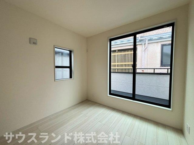 八王子市並木町～全９棟～の洋室|柔らかな光が差し込む使い勝手の良い洋室です！ベッドや学習机を置いてもゆとりのある広さを確保しています。お子様の成長に合わせてレイアウトの変更もしやすく、長く快適にお使いいただける落ち着いた空間です☆