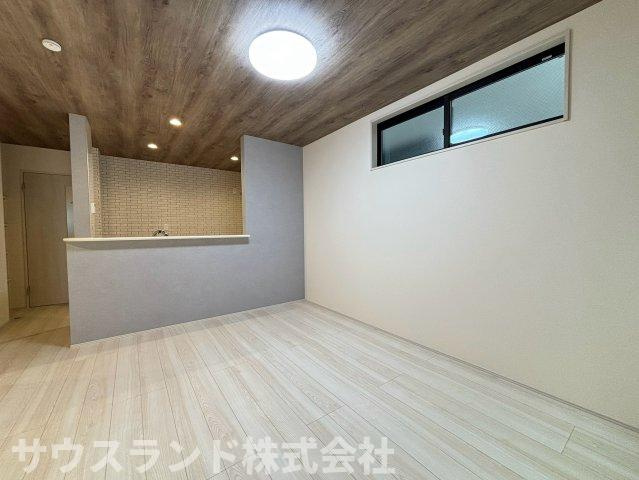 八王子市並木町～全９棟～の居間・リビング|キッチンからの動線が良く、配膳や後片付けがスムーズに行える間取りです！ご家族みんなで食卓を囲み、今日一日の出来事を楽しく話せる温かい空間。毎日のお食事がより一層美味しく感じられる快適な設計です☆