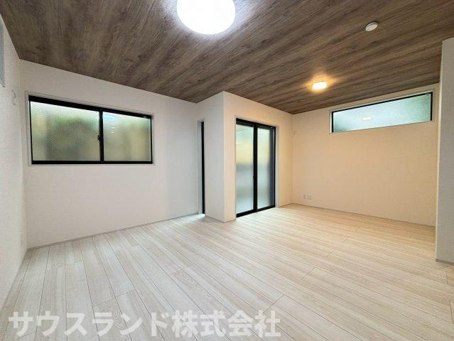 八王子市並木町～全９棟～の居間・リビング|木目調の床と天井が温かみを演出する、広々としたリビングダイニングです！ダイニングテーブルや大きめのソファを置いても動線がスムーズ。お友達を招いてお食事を楽しむのにも最適な、ゆとりある憩いの空間です♪