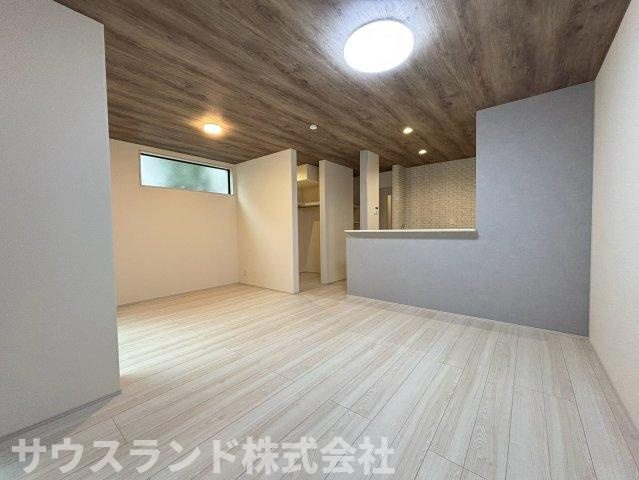 八王子市並木町～全９棟～の居間・リビング|奥行きがあり広々としたリビングダイニングです！風通しも良く、爽やかな空気がお部屋全体を包み込みます。ご家族でゆったりとくつろげる広さがあり、毎日の生活がより一層楽しくなる使い勝手の良い間取りです♪