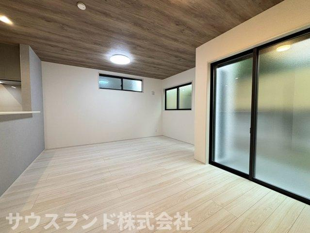 八王子市並木町～全９棟～の居間・リビング|大きな掃き出し窓からたっぷりと自然光が差し込む明るいリビングです！日中は照明がいらないほどの明るさで、毎日を元気いっぱいに過ごせます。ご家族の笑顔が自然と集まる、心地よい憩いの空間です♪
