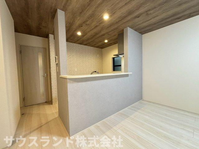 八王子市並木町～全９棟～のキッチン|キッチンからリビング全体を見渡せる開放的な間取りです！お料理やお片付けをしながらでも、遊ぶお子様の様子をしっかりと見守ることができます。自然とコミュニケーションが深まる温かいダイニング空間です☆