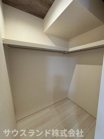 八王子市並木町～全９棟～の収納|お部屋を広く使える便利なクローゼット収納です！上部には枕棚があり、季節外れのお布団やバッグなども無駄なくしまえます。衣類をハンガーに掛けたまま収納できるので、毎日の身支度もスムーズに整います♪