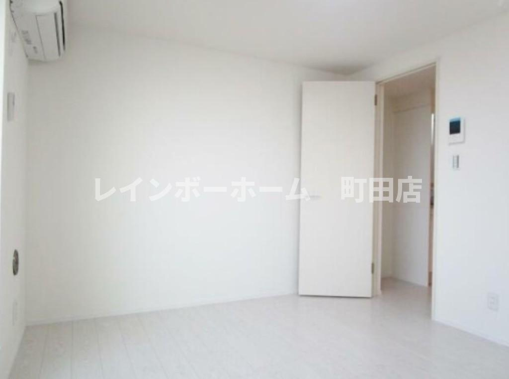 カインドネス本厚木Ｗｅｓｔ※初期費用分割あと払いサービス利用可能物件の居間・リビング
