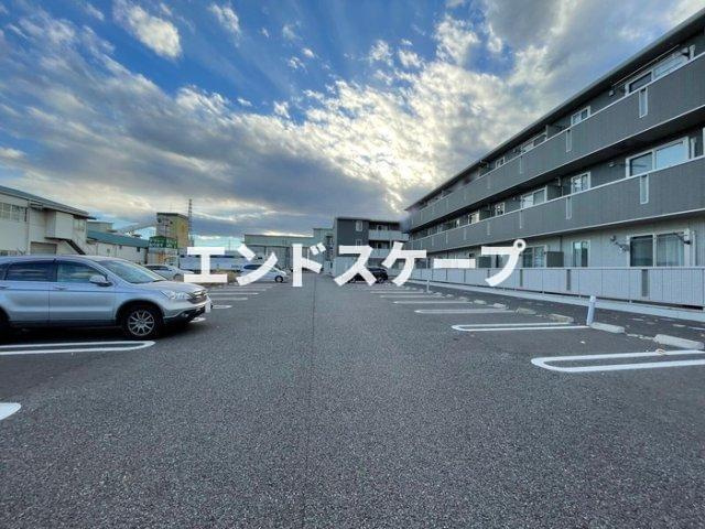 オペラハウス上大島　Aの駐車場|高崎、前橋エリアのお部屋探しはエンドスケープまで！お客様の理想お聞かせ下さい♪
内装の色味が画像と異なる場合があります。