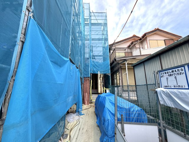越谷市大房２号棟ミラスモ　新築戸建の外観|筋かいや金物が適切に配置された頑丈な骨組み。構造の健全性をしっかり確認していただけるタイミングです。