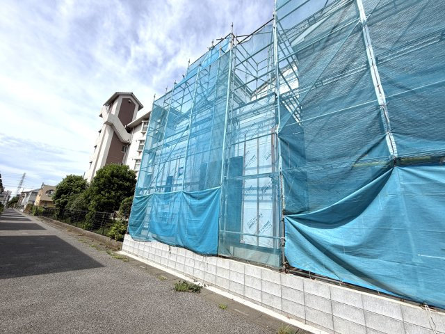 越谷市大房２号棟ミラスモ　新築戸建の外観|家の形がくっきりと見えてきたワクワクする工程。構造用合板が貼り進められ強度がさらに高まります。