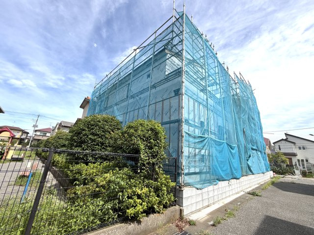 越谷市大房２号棟ミラスモ　新築戸建の外観|屋根の骨組みまで組み上がり外観のシルエットが完成。ここから防水シートや外壁の施工へと進みます。
