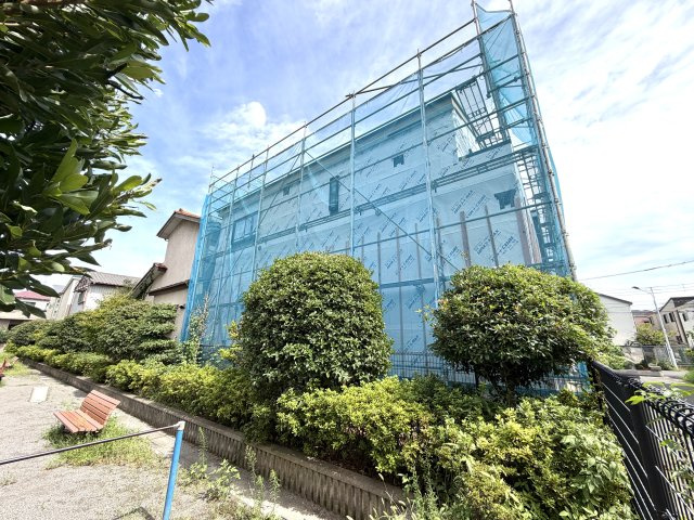 越谷市大房２号棟ミラスモ　新築戸建の外観|木の香りが漂う上棟直後の施工現場。各部屋の配置や間取りのリアルなスケール感を確認していただけます。