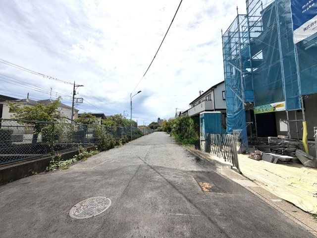 越谷市大房２号棟ミラスモ　新築戸建の前面道路含む現地写真|敷地前面に十分なスペースがあり車の据え切りも楽々。駐車が苦手な方でも安心して運転できる道路環境です。