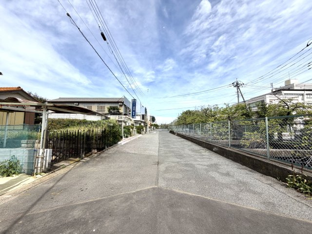 越谷市大房２号棟ミラスモ　新築戸建の前面道路含む現地写真|スッキリとした接道で車の出し入れがスムーズ。前面道路の交通量が少なく、静かで落ち着いた環境です。