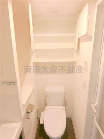 メイクスデザイン糀谷アジールコートのトイレ|吊戸棚と温水洗浄便座付きのトイレ