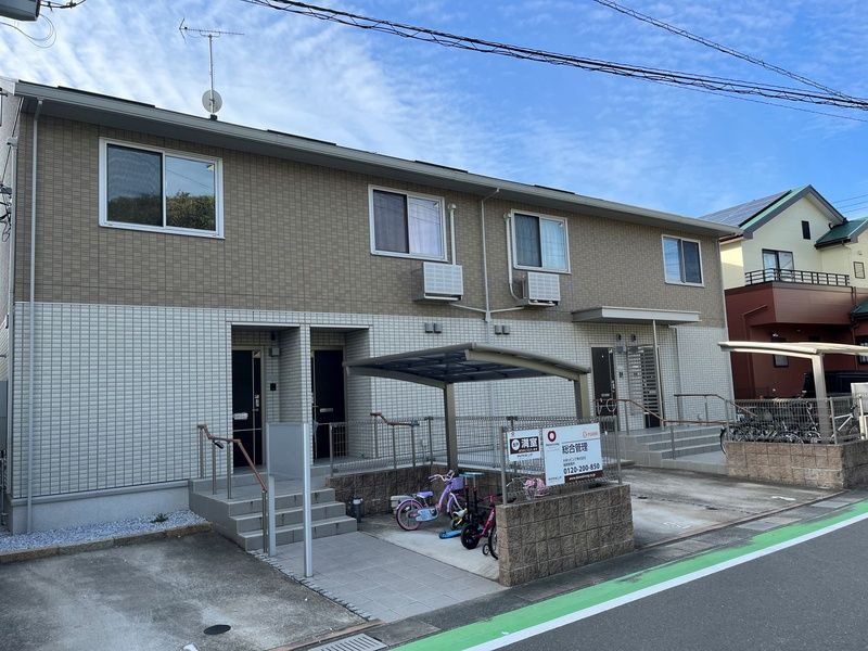 D-room春日の駐車場