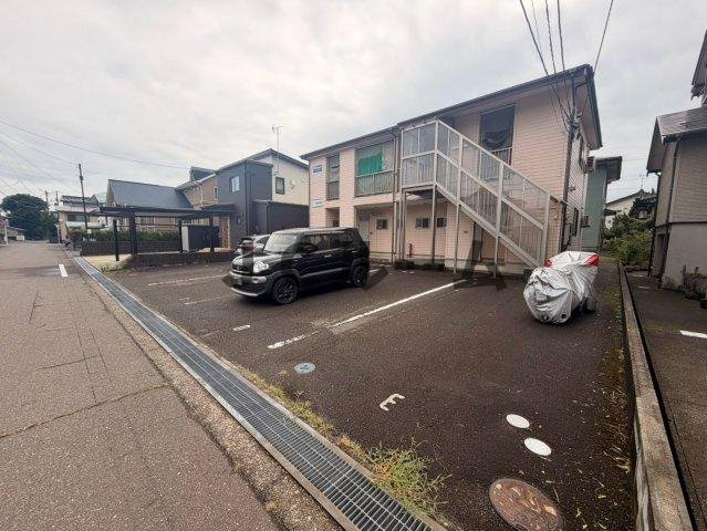 コーポオタテ C棟の駐車場
