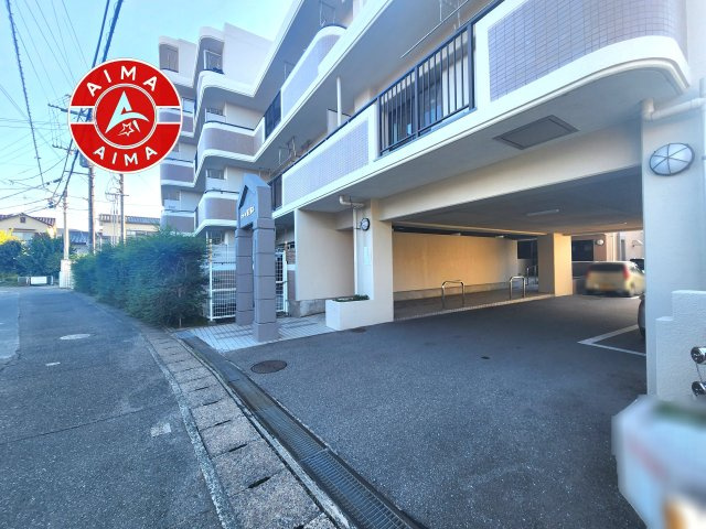 アンピール第2高木の駐車場|ゆったりとしたスペースがある駐車場です。