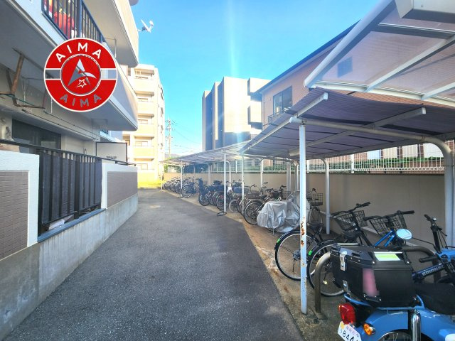 アンピール第2高木の駐輪場|屋根付きの駐輪場なので雨の日でも安心です。