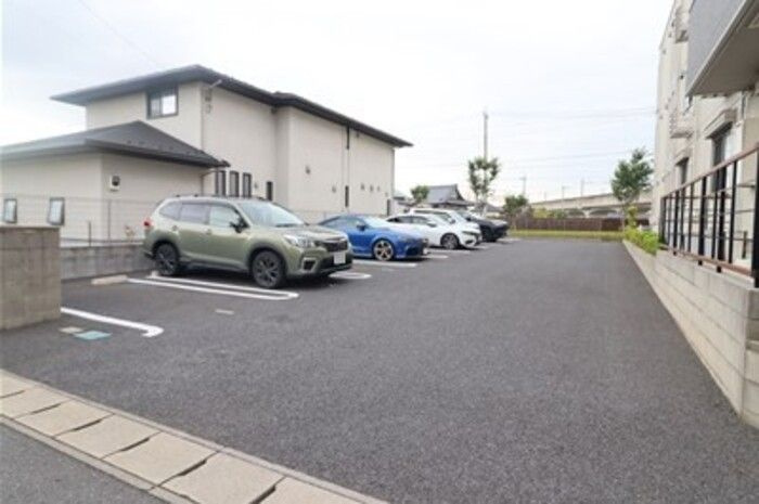 アンプルールの駐車場