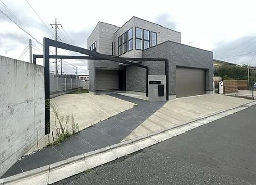 【中古】川越市鯨井新田中古住宅の外観|敷地74坪☆ビルトイン車庫2台含む計7台駐車可能！