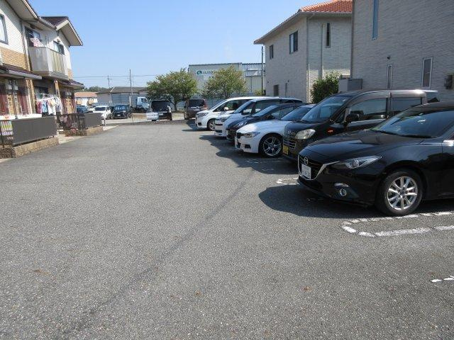 メゾンひまわりの駐車場