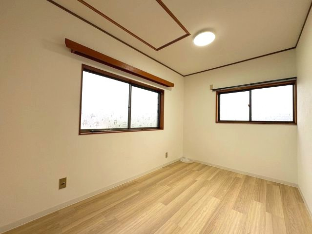 喜多町戸建の洋室