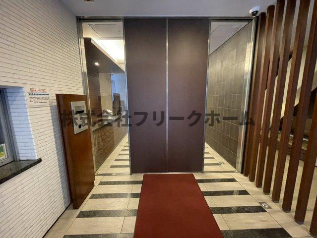 武蔵野市中町１丁目の賃貸マンションのエントランス